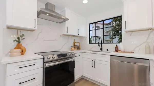 Kitchen range wall with quartz backsplash